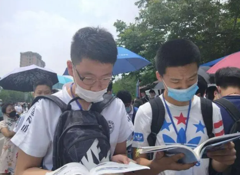 2022新高考模式，多少分能稳上211？班主任给出“分数参考标准”