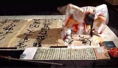 “写字杂耍”是“行为艺术”，还是对汉字的亵渎？