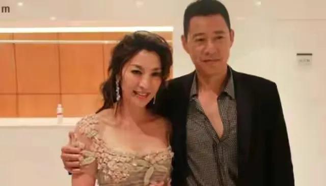 6个娶“小媳妇”的男明星，幸福虽晚但到，他们才是人生赢家