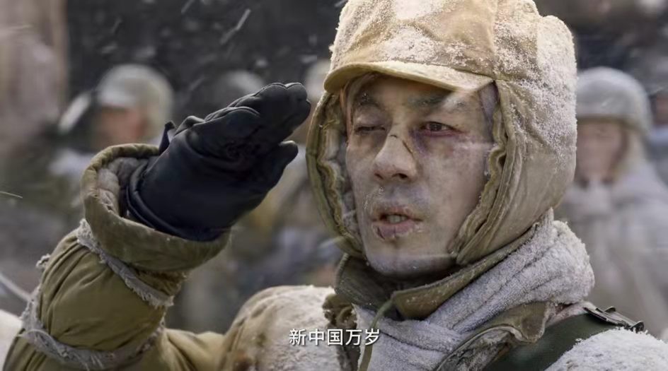 水门桥战斗画面惨烈，吴京脸上全是伤疤，朱亚文眼睛只能睁开1只