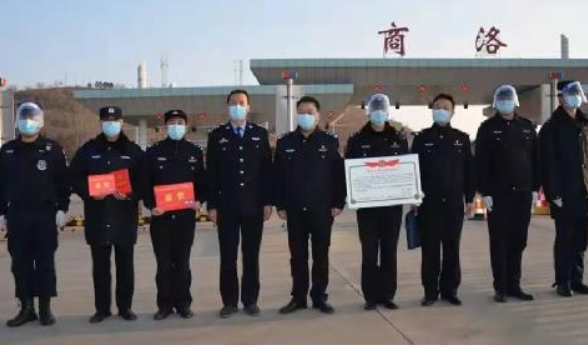 商洛市商州区副区长、公安分局党委书记、局长周军平慰问、“送奖”抗疫一线民辅警