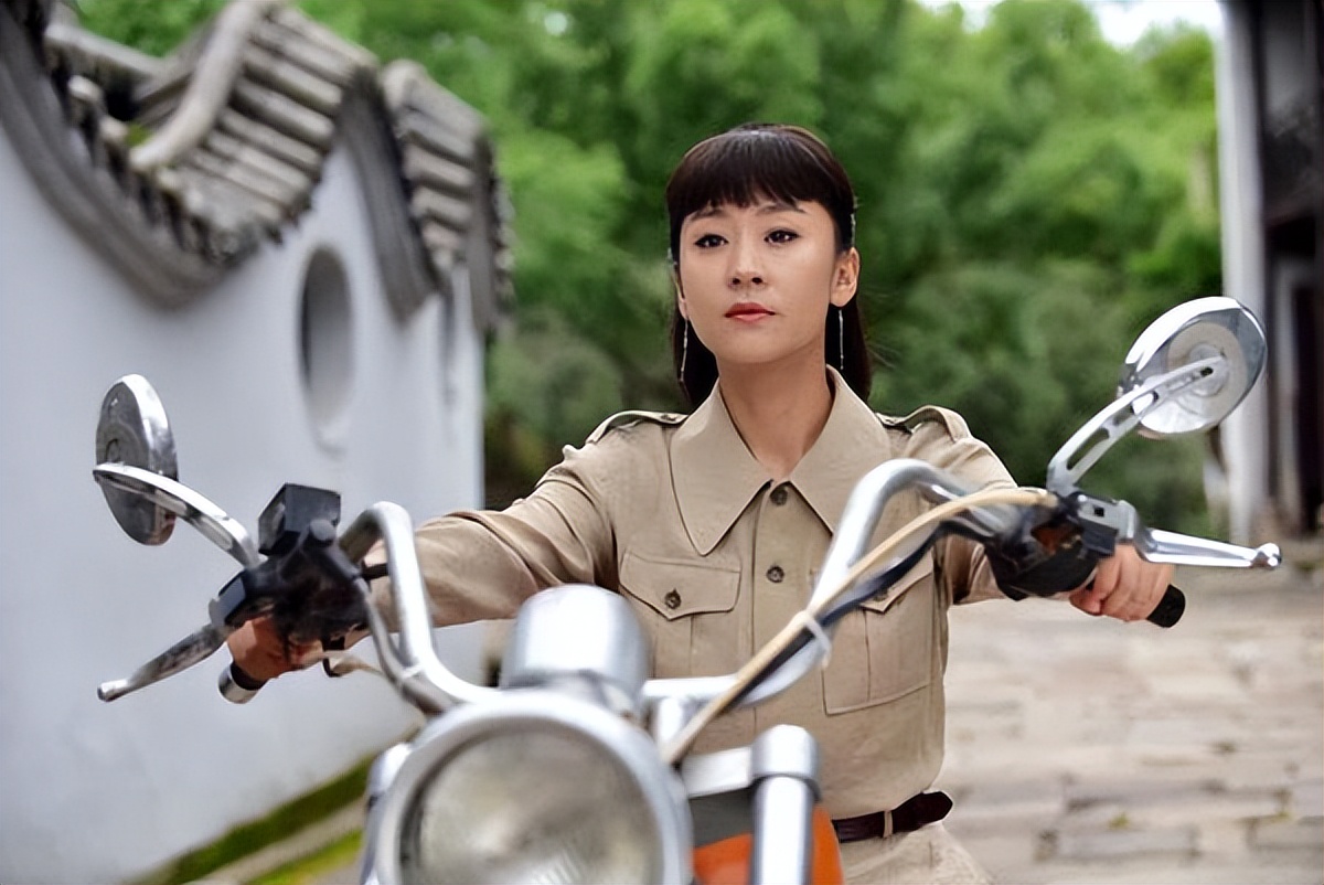 国内拥有飞机驾照的女星，豪掷400万买私人飞机！陆上座驾更吸睛