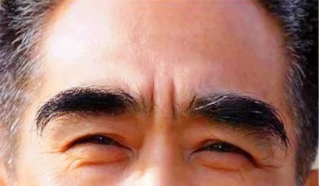 九旬老人眉毛突然疯长,10几厘米长拖到下颚,网友:仙风道骨