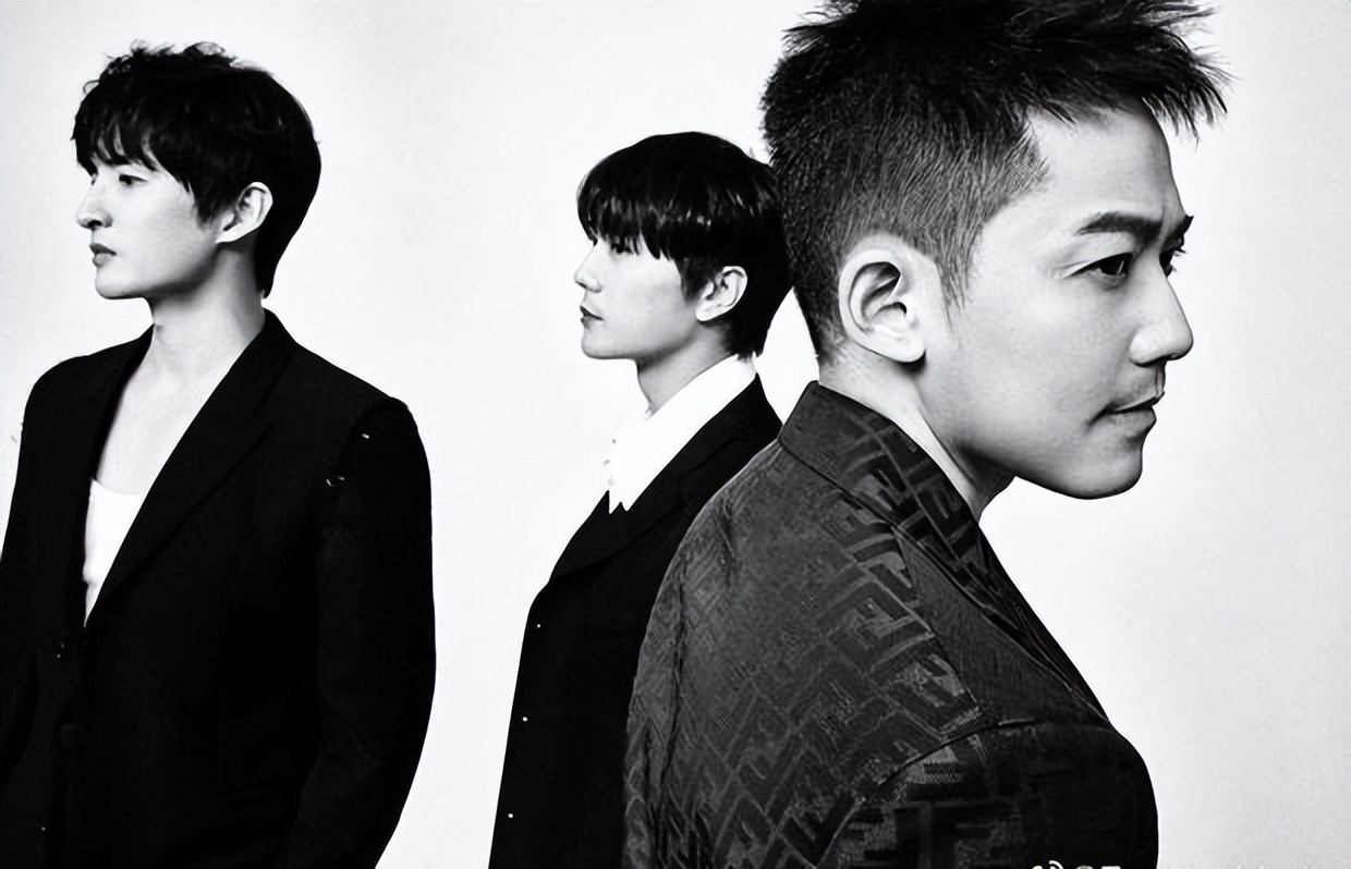 “再就业男团”西装大片上线 苏醒张远陈楚生戴墨镜绅士有型