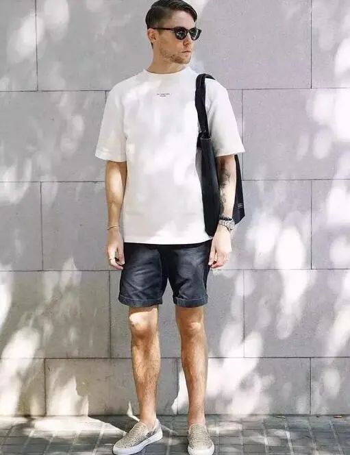 黑皮肤穿什么颜色显白（避免3大雷区选对衣服颜色才显白）