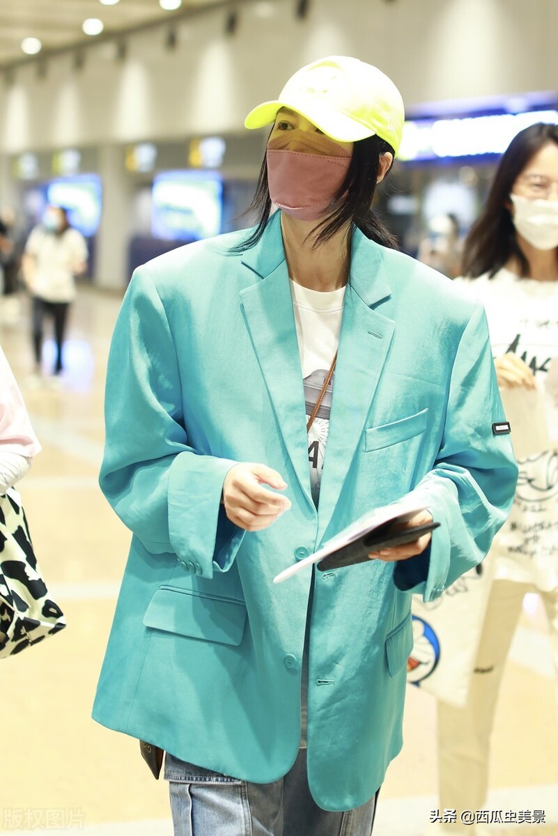谭维维现身北京机场，湖蓝色西服个性靓眼