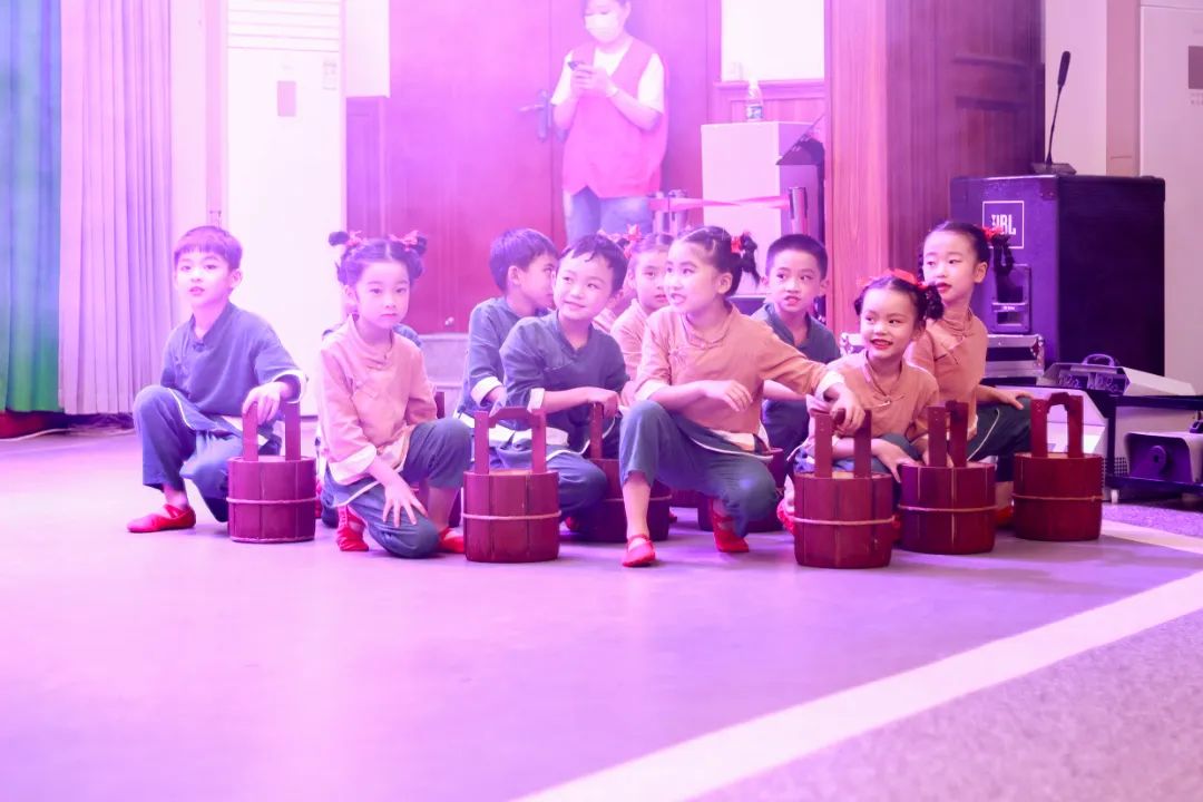 天府新区华阳实验小学举行“童星耀五月·艺术绽花开”群舞比赛