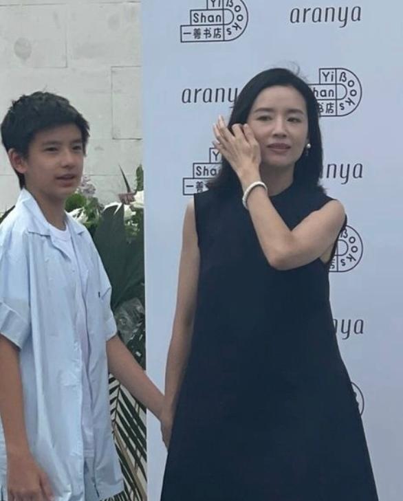 董洁、董璇、关悦跟谭卓带娃现身活动，离开滤镜的容貌太真实了