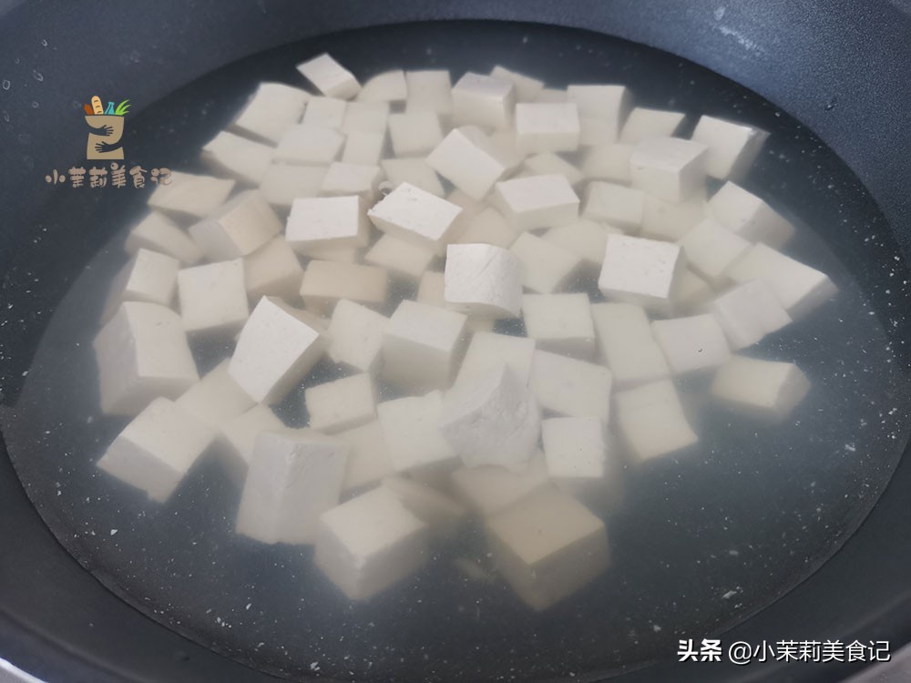女人们：皮肤干燥，别只会敷面膜，常吃8种食物，水润嫩白美美哒