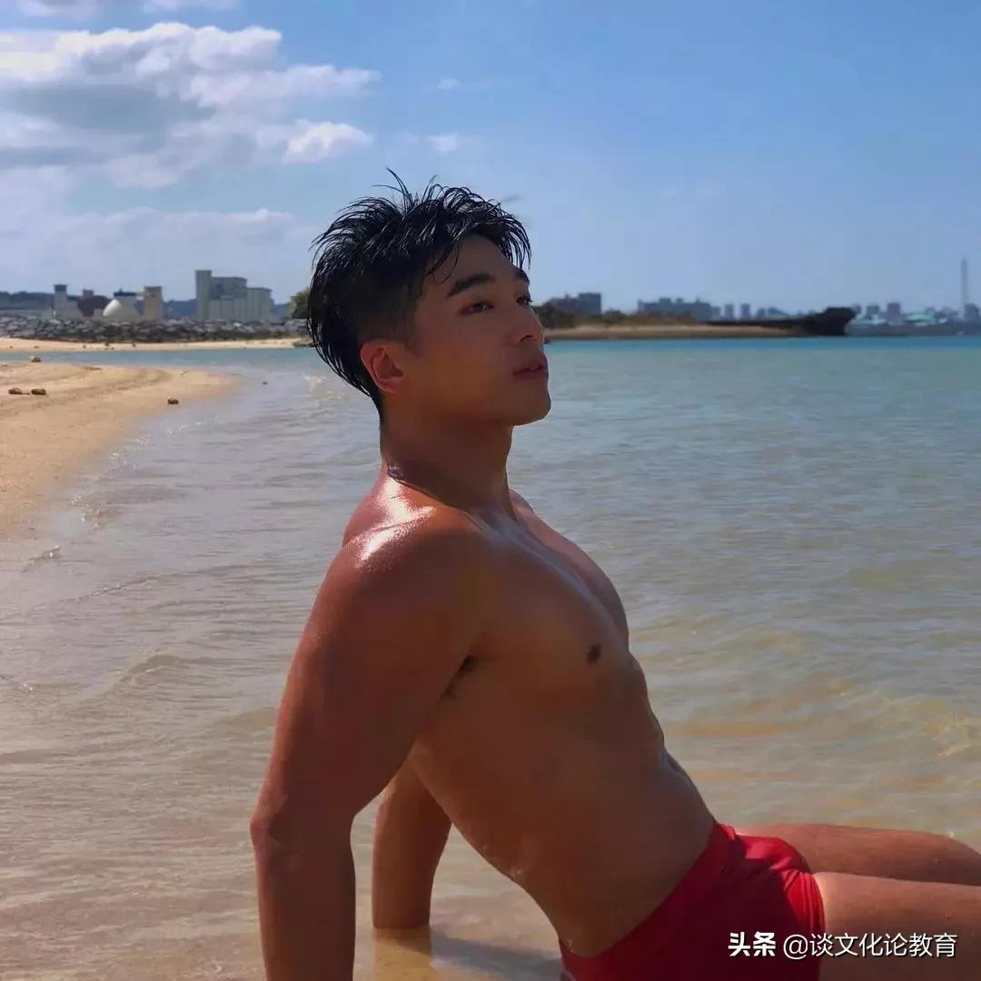 域外/韩国肌肉小哥演绎“在水一方”，侧颜太帅