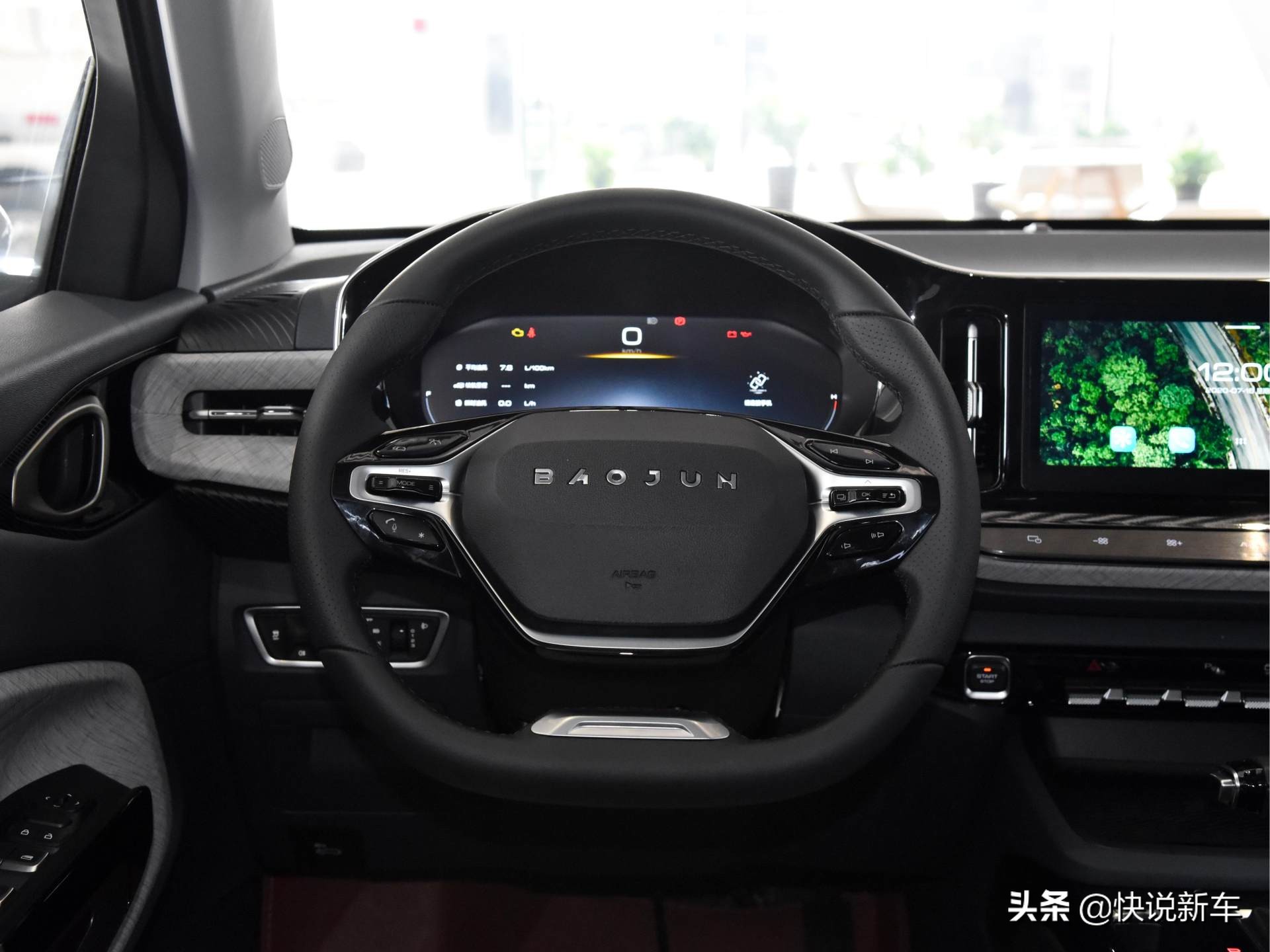 空间较大，内饰科技，五辐轮圈，双色车身，实拍宝骏RM-5