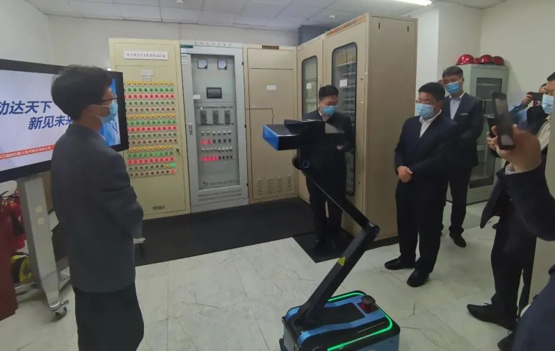 两会代表莅临参观，国自智能巡检机器人一展身手