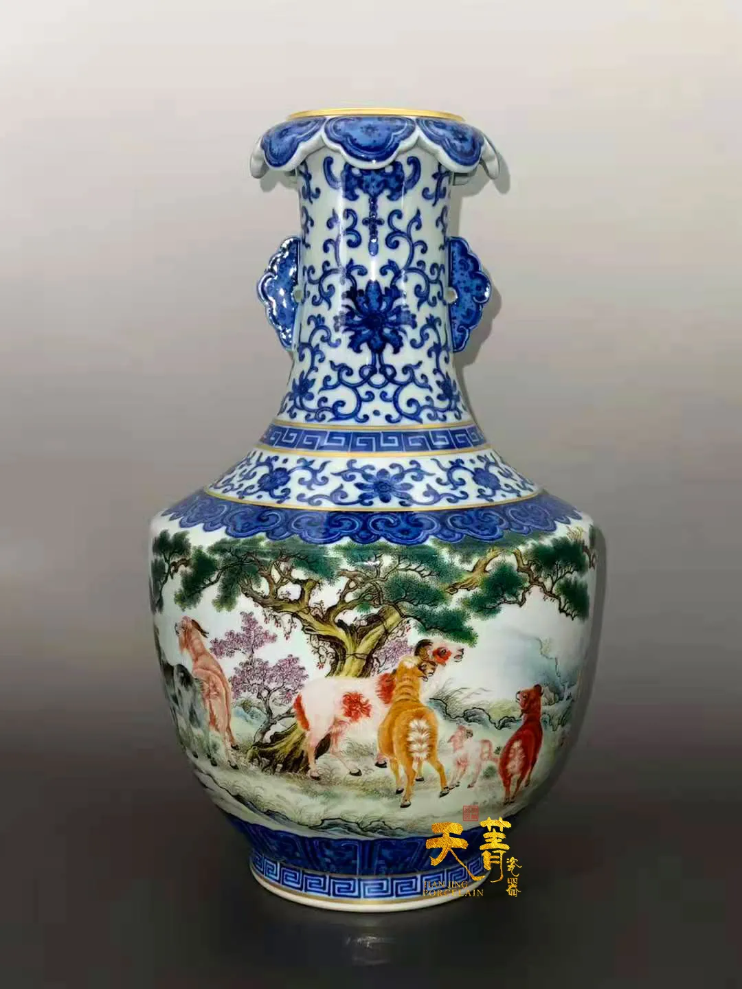 天菁瓷器江南平,官窑粉彩承高雅,精绘人物展妙趣