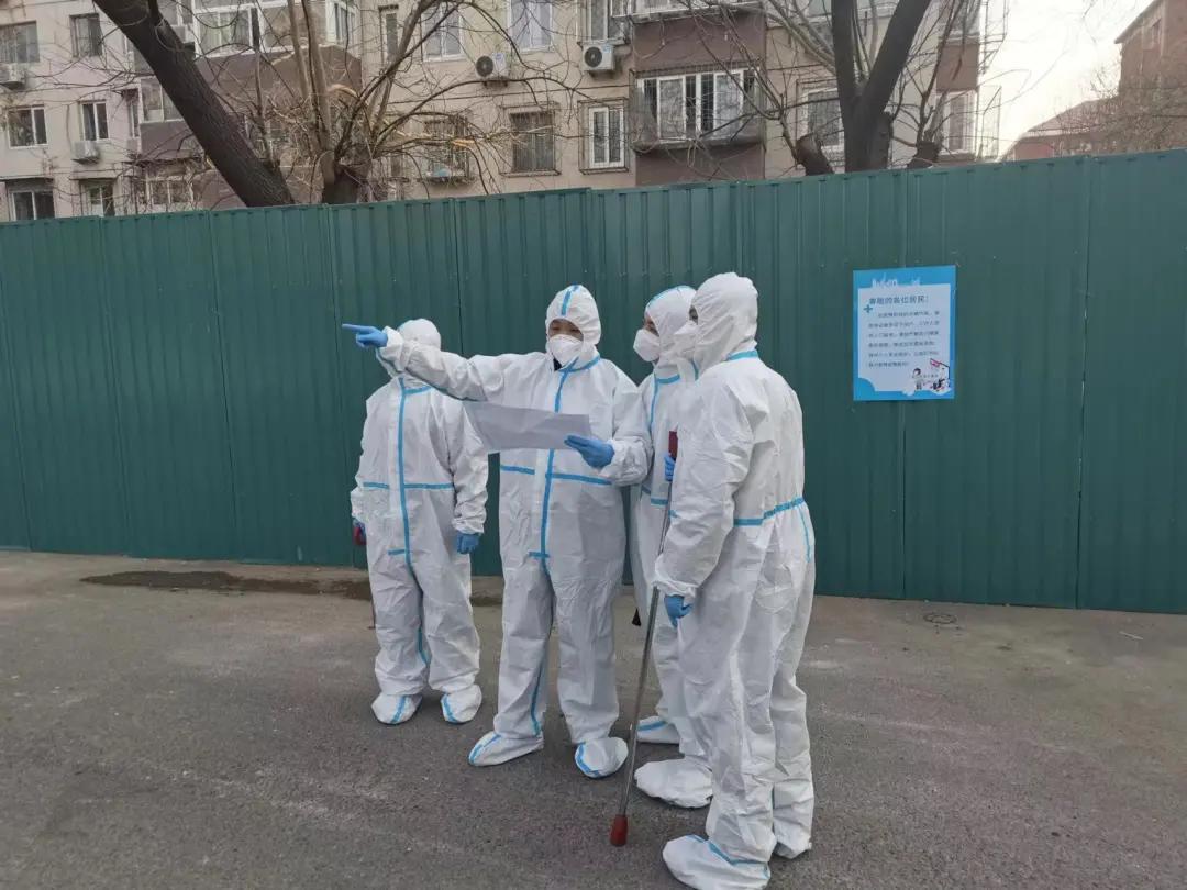 为了人民群众的平安幸福，“火焰蓝”化身“战疫白”