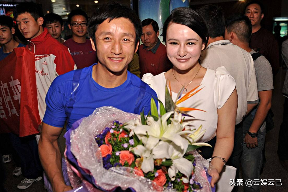 从央视辞职，甘心做丈夫背后的女人，她的婚姻生活有苦也有泪