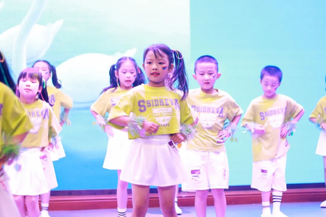 天府新区华阳实验小学举行“童星耀五月·艺术绽花开”群舞比赛