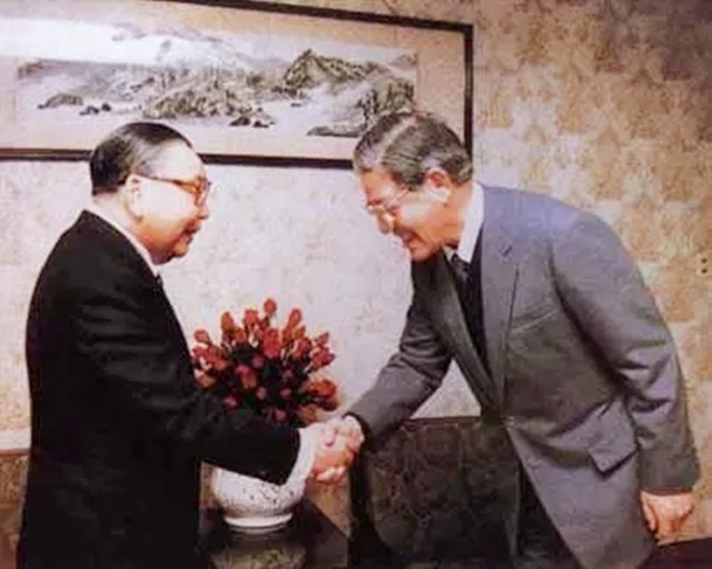 2020年李登辉遗体火化，女子当众泼其肖像油漆：死有余辜