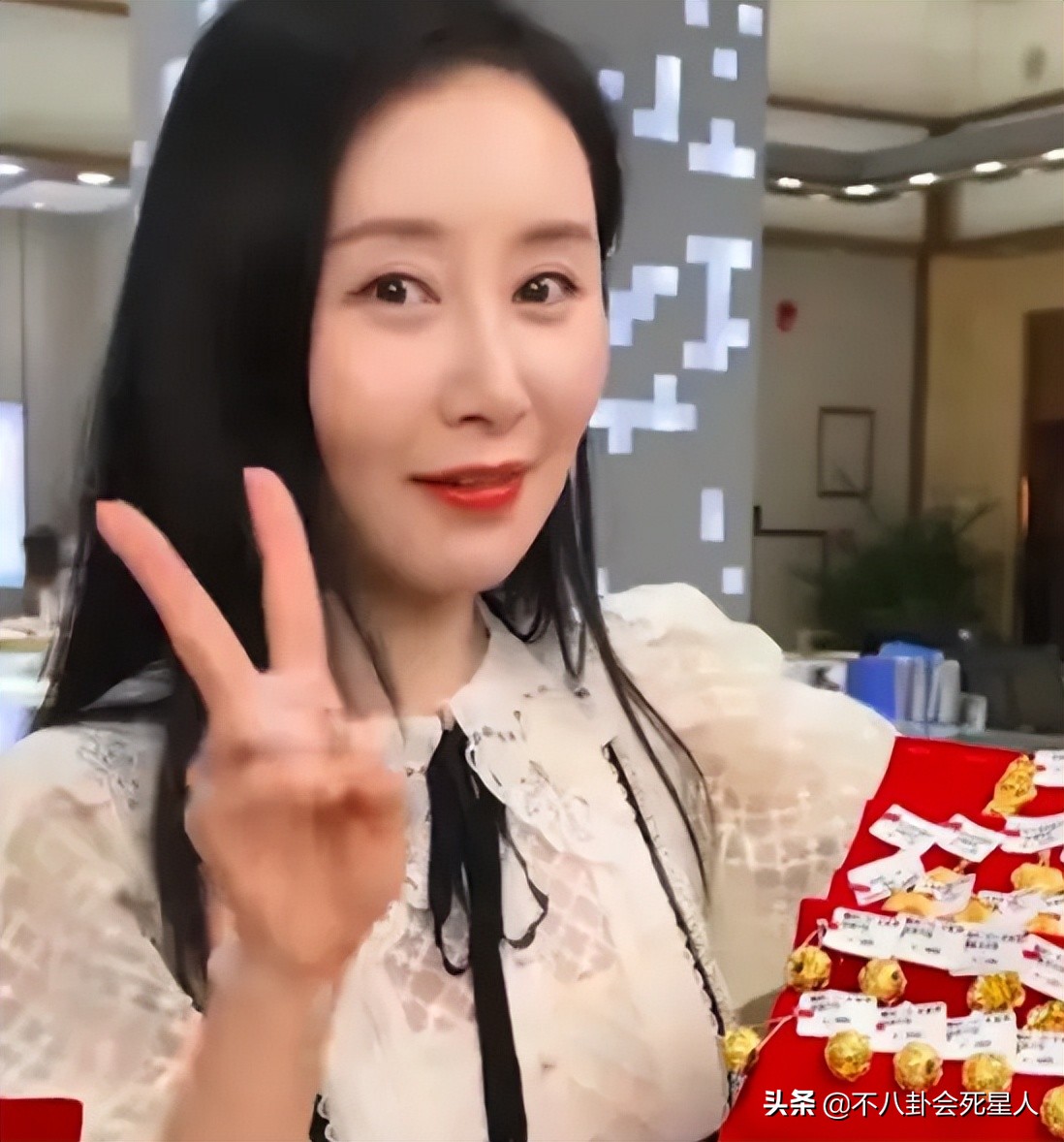 直播4小时1400万、一幅字4.5万，过气明星花样捞金，个个能赚