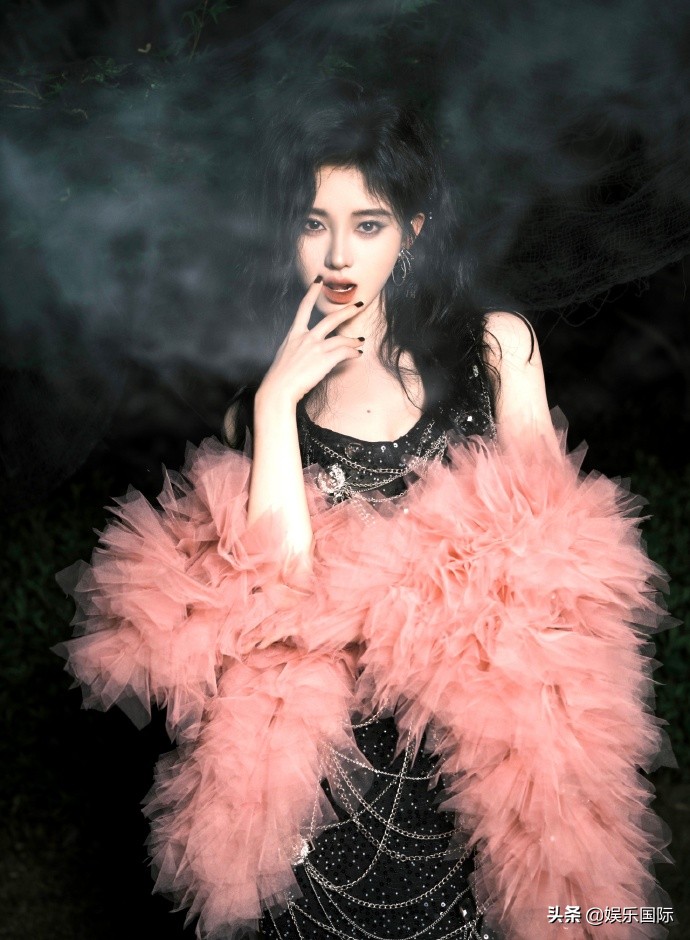 鞠婧祎生日照甜飒十足 两套造型上演反差萌