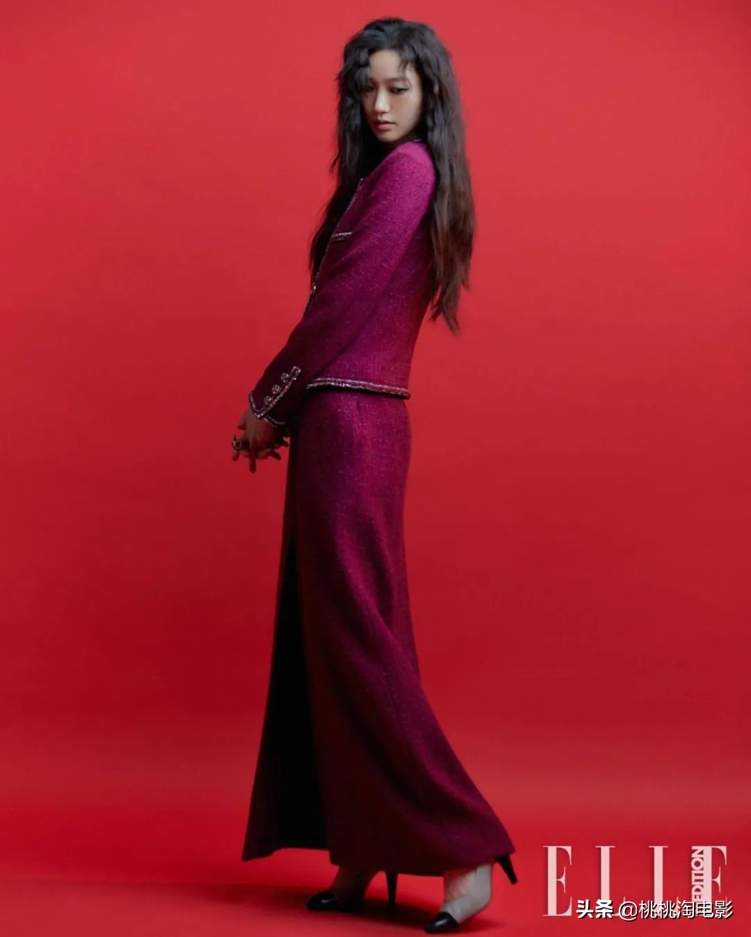 韩国女星金高银《ELLE》封面大片，烟熏妆羊毛卷酷劲十足