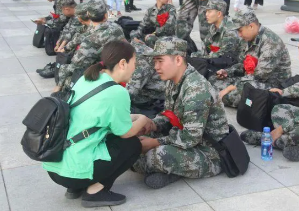 有军旅梦的大学生注意了，直系亲属没有污点，政审也会受影响