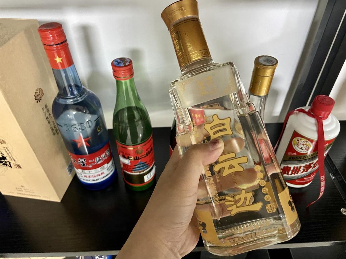 拿五粮液请客很丢人？行家：贴牌酒当然丢人，教你3招免交智商税