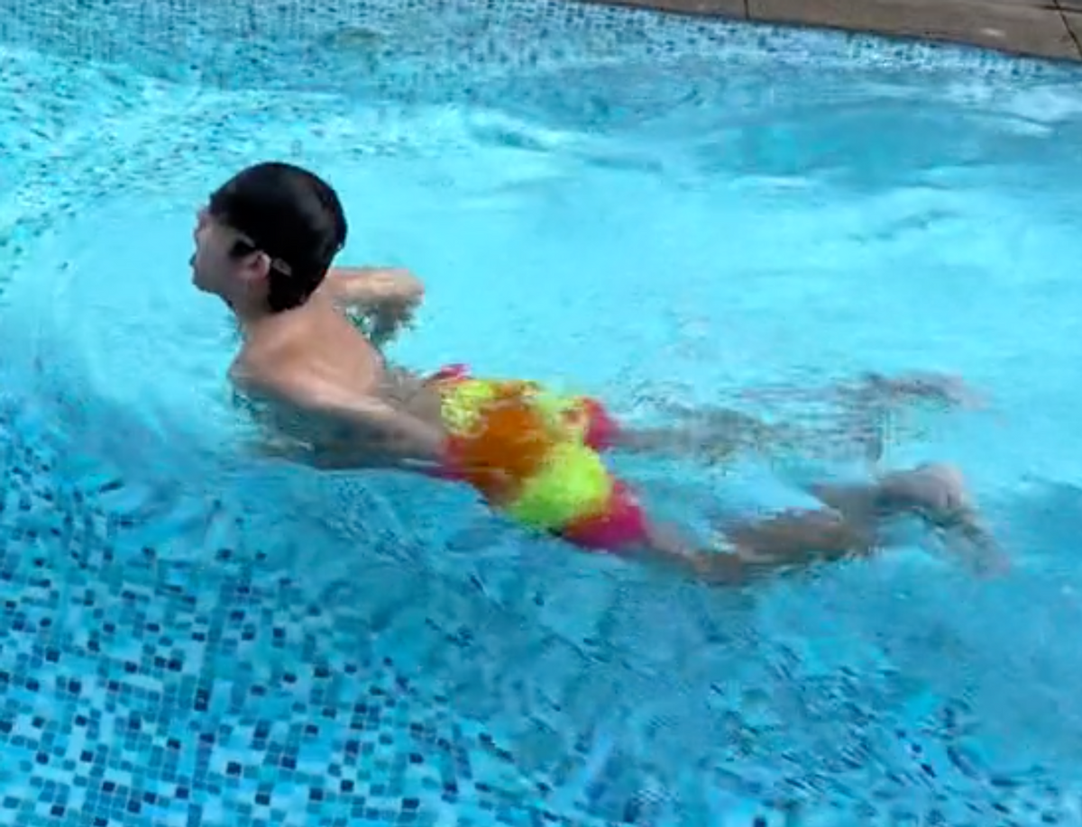 林志颖儿子豪宅游泳！12岁kimi身材高大四肢壮，全身黝黑脚底超白