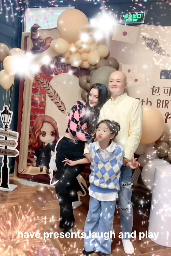 包贝尔夫妇为女儿庆生，7岁饺子打扮隆重，与宾客轮流合照星范足