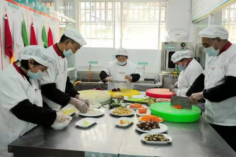 磨炼厨艺 助力成长——淅川县实验幼儿园餐厨人员厨艺大比拼活动