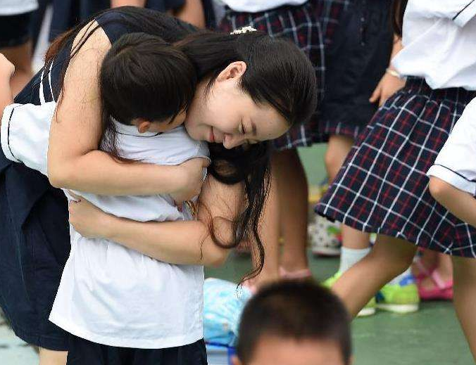 小学生写“请假条”，老师看后哭笑不得，这不批准说不过去