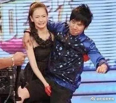 亲错老公、直击要害、反向带货，明星的社死瞬间能有多好笑