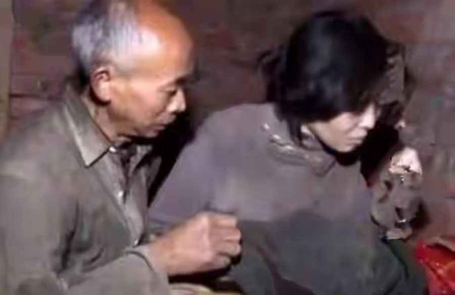 27年前，四川女大学生被拐，与55岁老汉住猪圈17年，获救时已疯癫