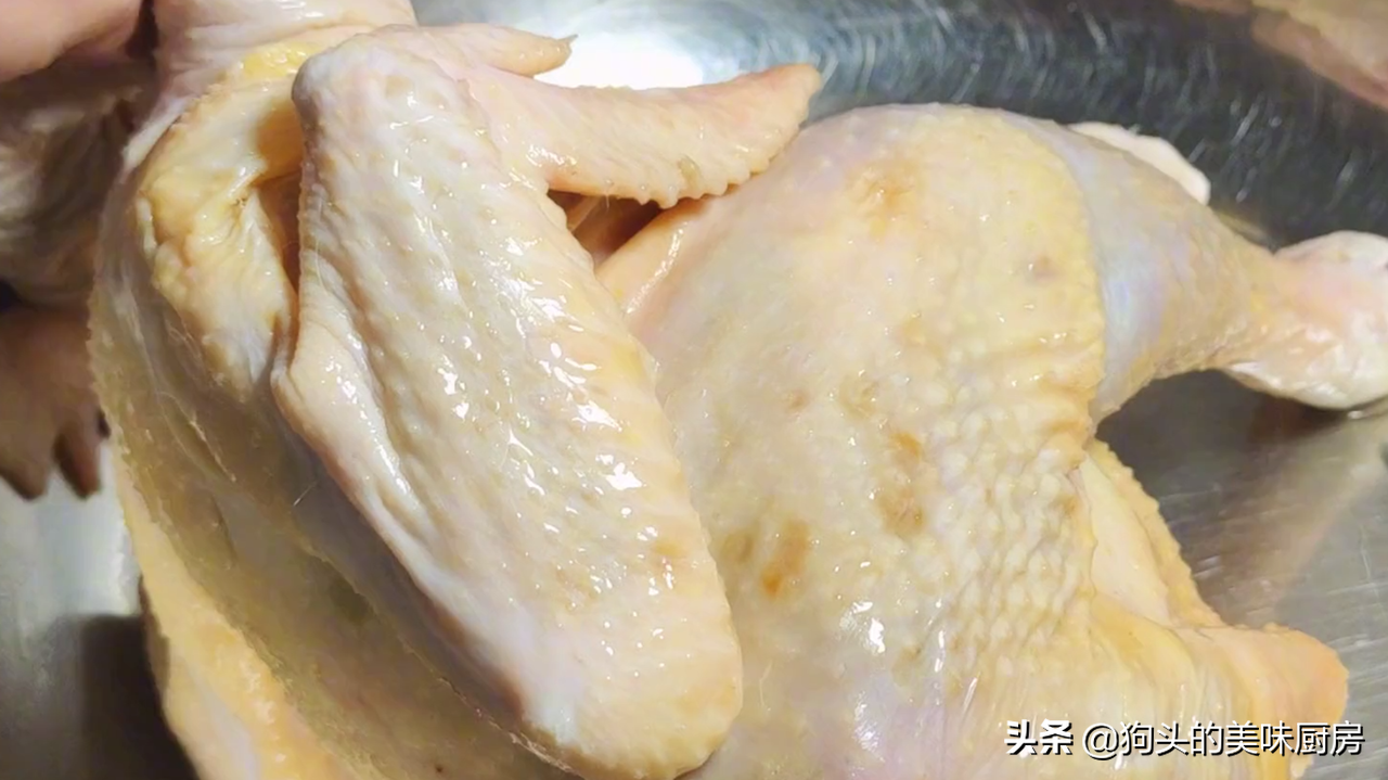 把整只鸡放到盐水中一泡，出锅皮脆肉嫩，不柴不腥，实在太厉害了