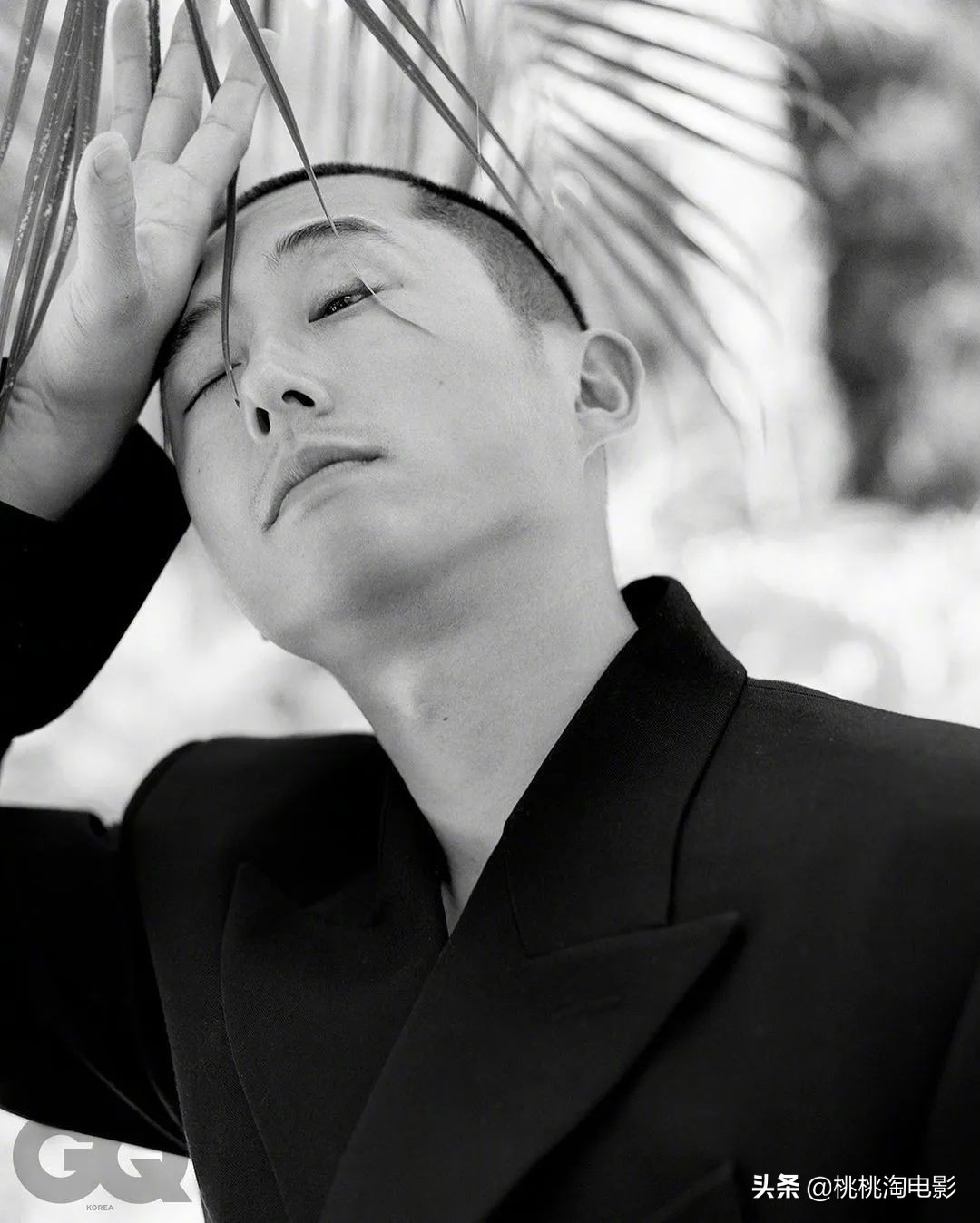 韩裔演员史蒂文·元《GQ》封面大片，帅气板寸痞气十足