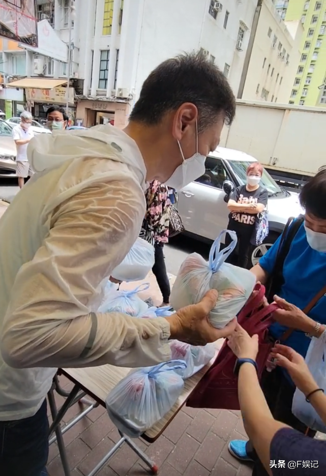 陶大宇大热天在街头派饭盒给老人家 热到汗都把白色外套变透明