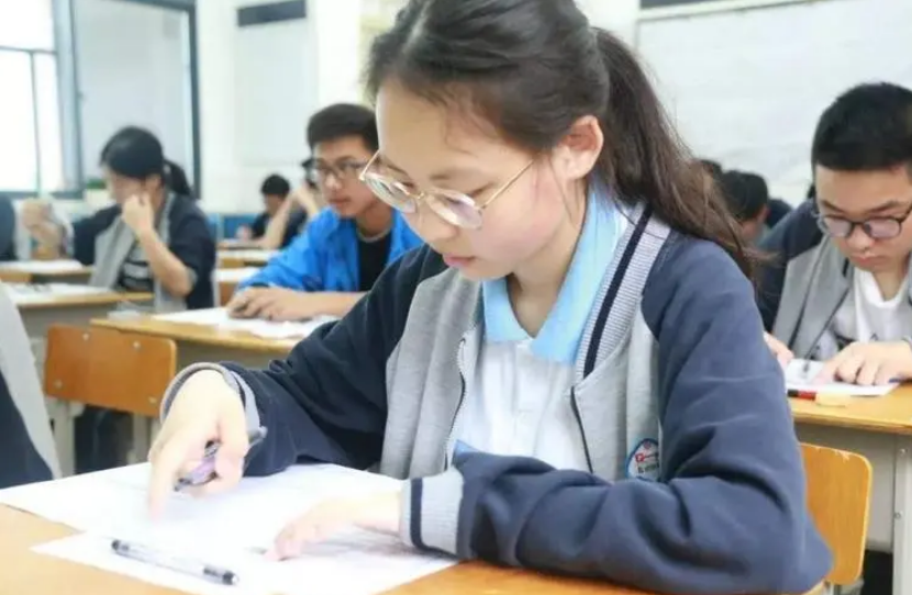 大学生另类“招生”：体育学院申请出战，男女比例7:3全是腹肌男