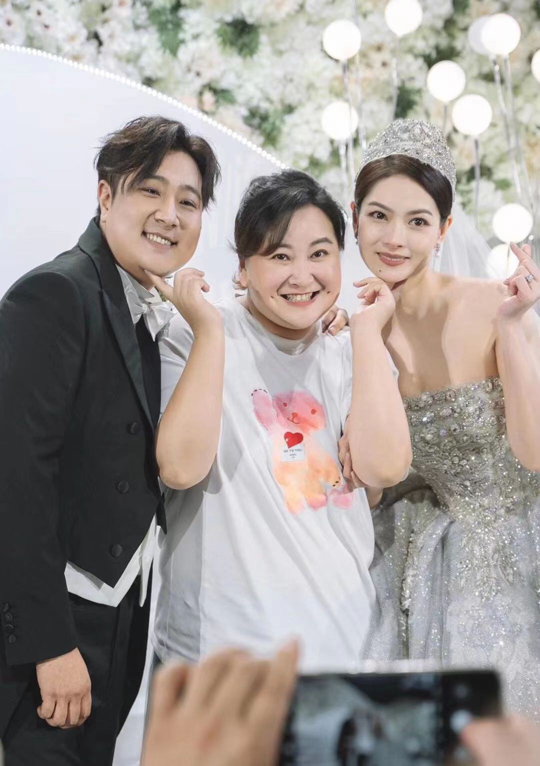 贾玲高调出席婚礼！上台发言哭得比新娘狠，穿短袖胖嘟嘟满脸福气