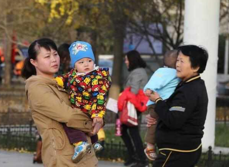 “生二胎”和“不生二胎”的家庭，20年后，各方面的差距不止一点