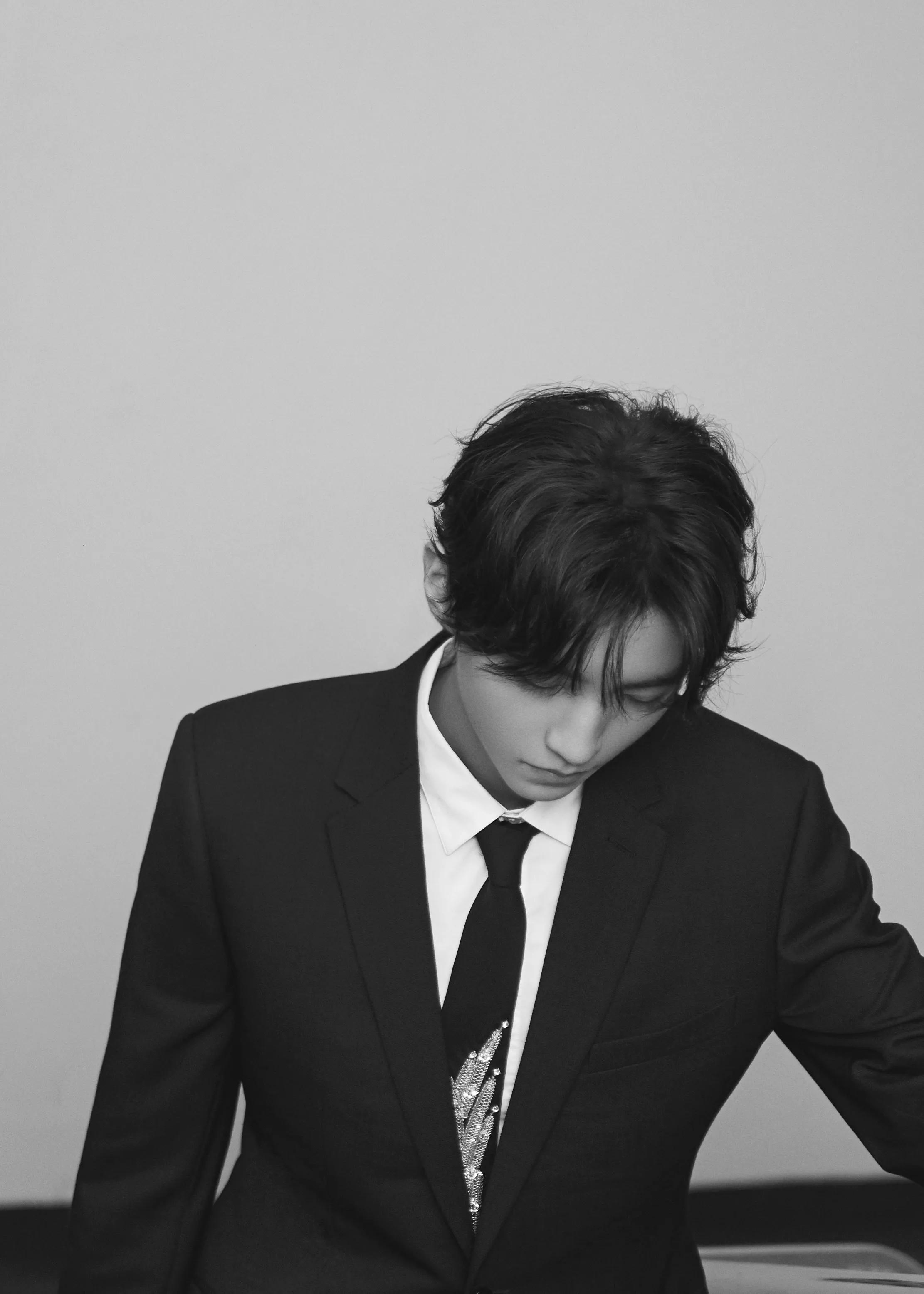 王俊凯刺绣工艺装点黑色西装