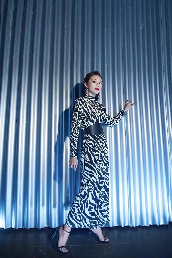 三大顶流的豹纹battle，迪丽热巴休闲惬意，赵丽颖杨幂一言难尽