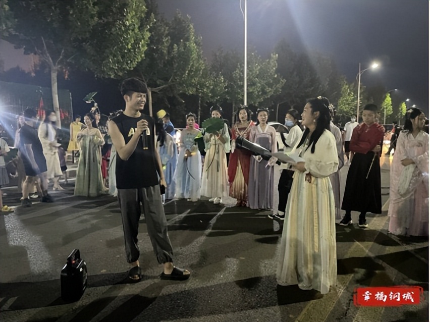 美翻了！南湖夜市内汉服巡游，与你共赏华裳之美~