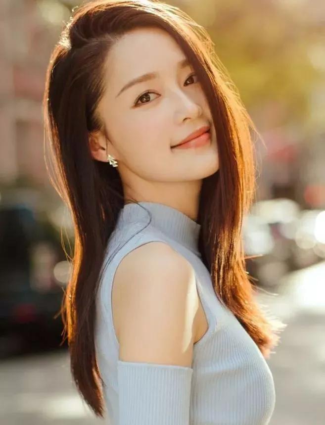 李沁：清新脱俗，气质独特，妩媚动人，魅力十足
