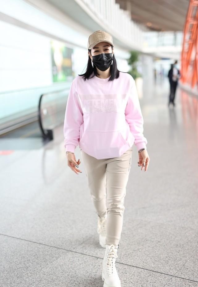 钟丽缇和女儿同框似“姐妹”，亮片羽绒服配白靴，看腿可真瘦