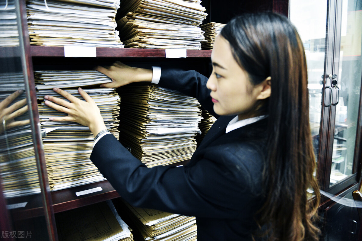 想考公务员的学生注意，这四个岗位看似风光，实际都是“合同工”