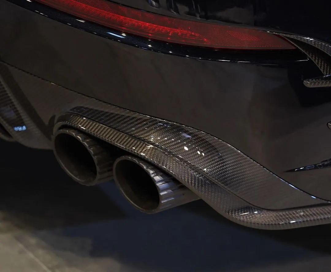 迈莎锐宾利添越高定案例出炉—身着碳纤战衣的“暗影爵士”多酷？