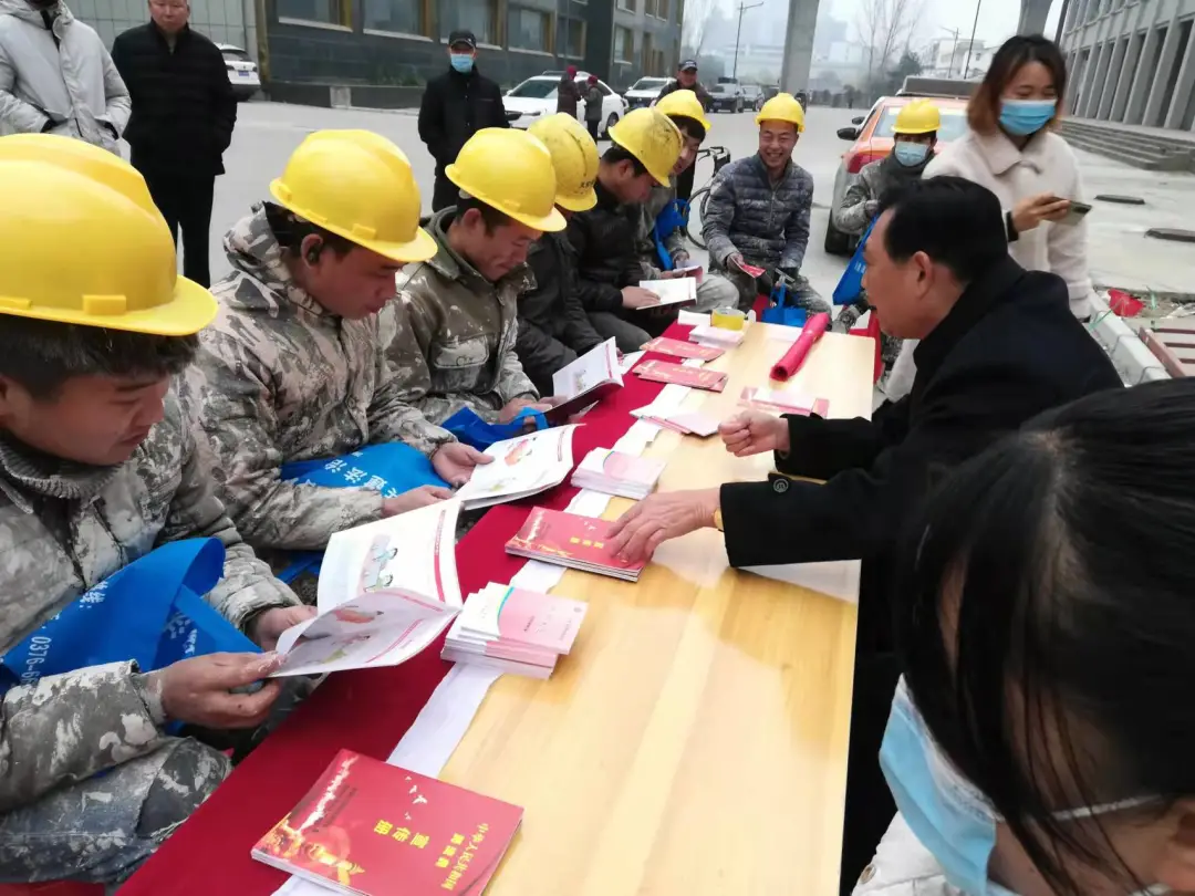 心系农民工 送法进工地