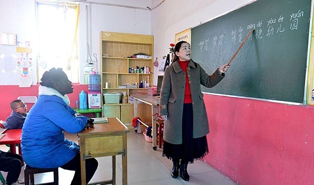 21岁非洲姑娘远嫁河南农民，公婆很满意，如今和儿子一起上幼儿园