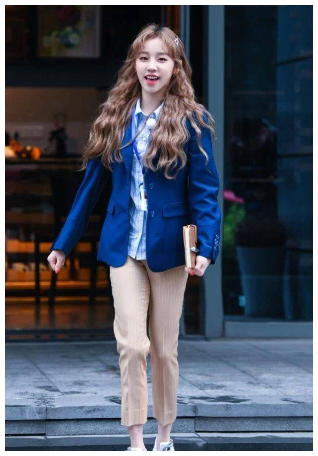 别看裤子平平无奇,能让宋雨琦穿出小细腿,女生快安排上