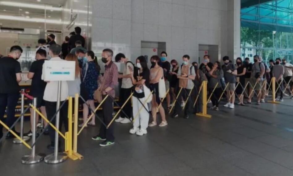 新加坡线下护照办理慢因为人多我忍了，线上也搞“瘫痪”咋忍？