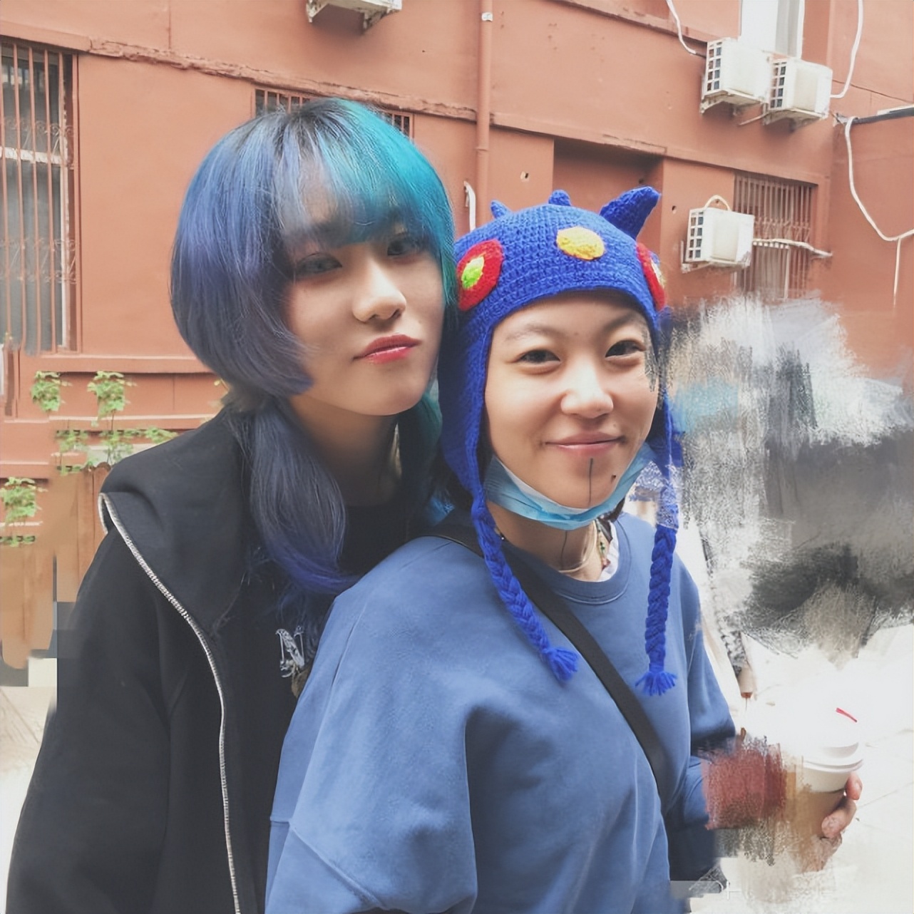 窦唯俩女儿久违同框，姐妹风格差距大，窦靖童在妹妹面前显娇小